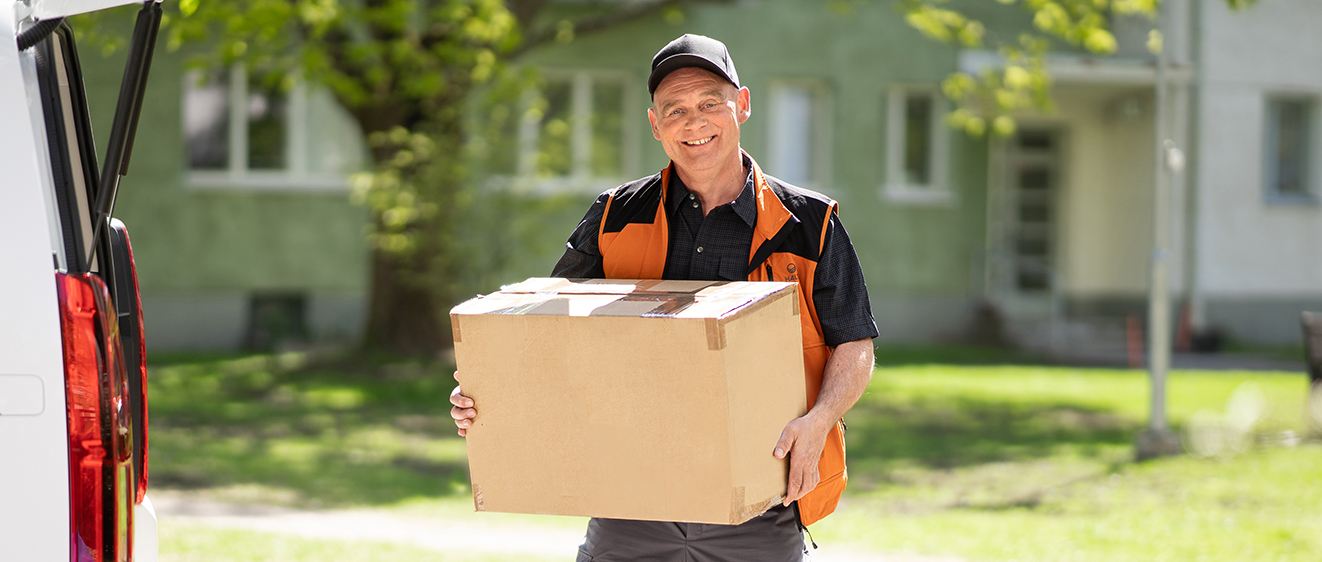 VP_article_hero_carrying_a_box_1322x562_0622_FI.jpg